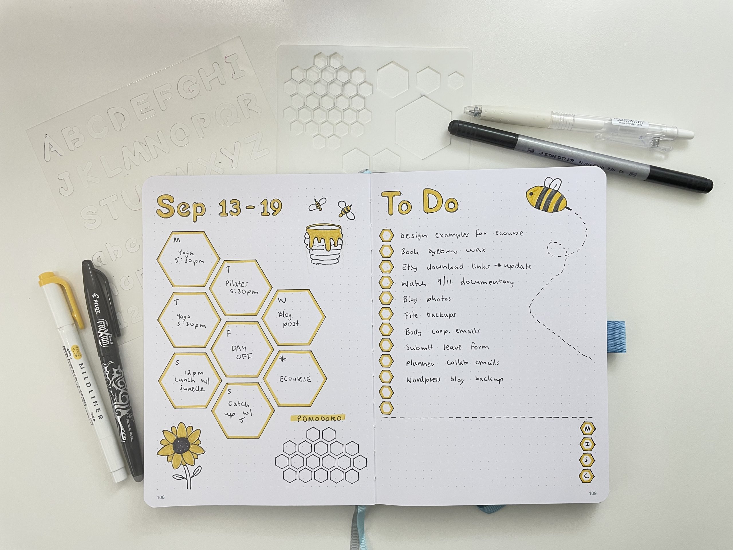 bullet journal weekly spread bee theme honey simple quick easy zebra mildliner frixion erasable esc goods dot grid notebook 160 gsm review
