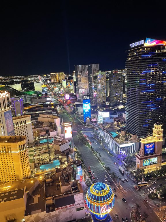 best las vegas viewpoints view from the eiffel tower las vegas strip monday night time lit up best time to go