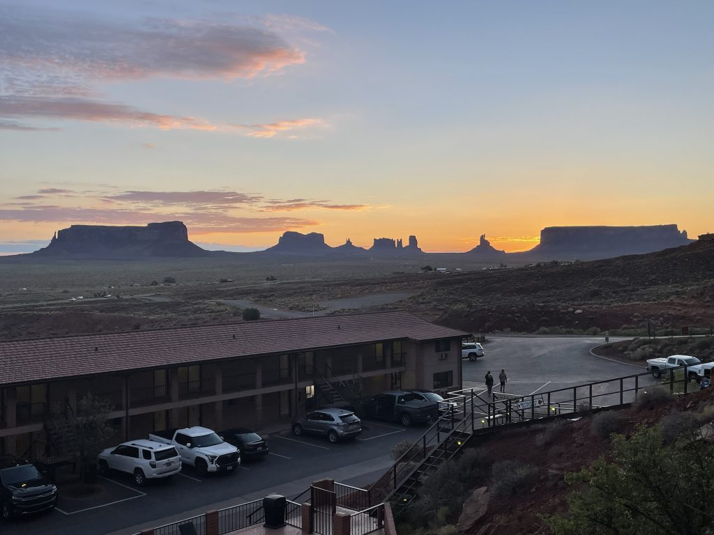 gouldings lodge monument valley utah sunset sunrise globus enchanting canyonlands review