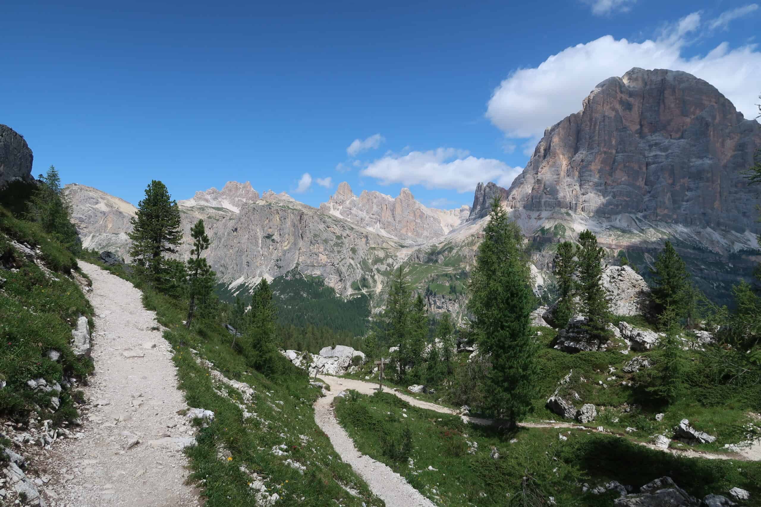 one day Dolomites itinerary Cinque Torri hike, scenic views close to Cortina by public bus for inexperienced hikers, rifugios, where to see the best views