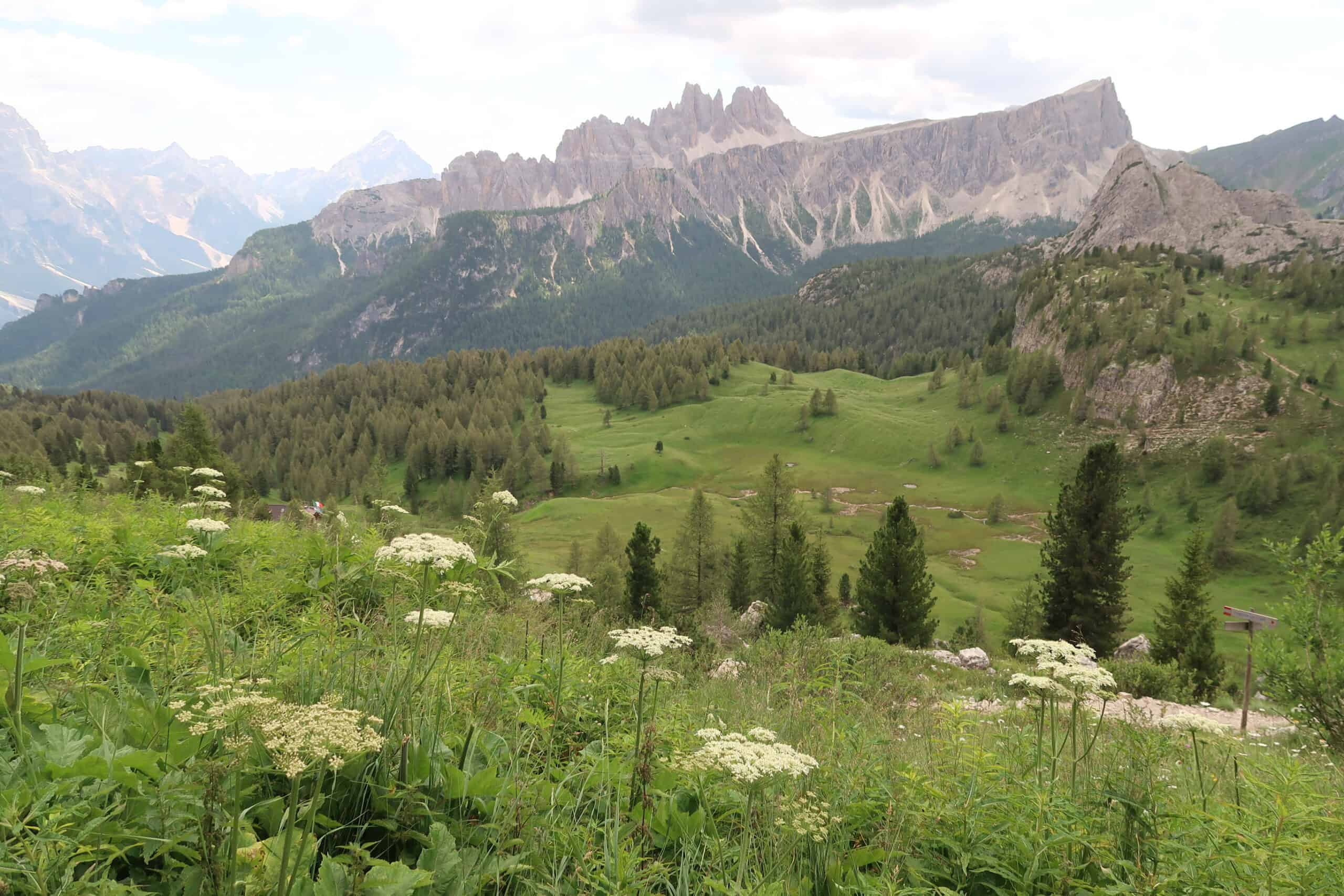 one day Dolomites itinerary Cinque Torri hike, scenic views close to Cortina by public bus for inexperienced hikers, rifugios, and must see viewpoints