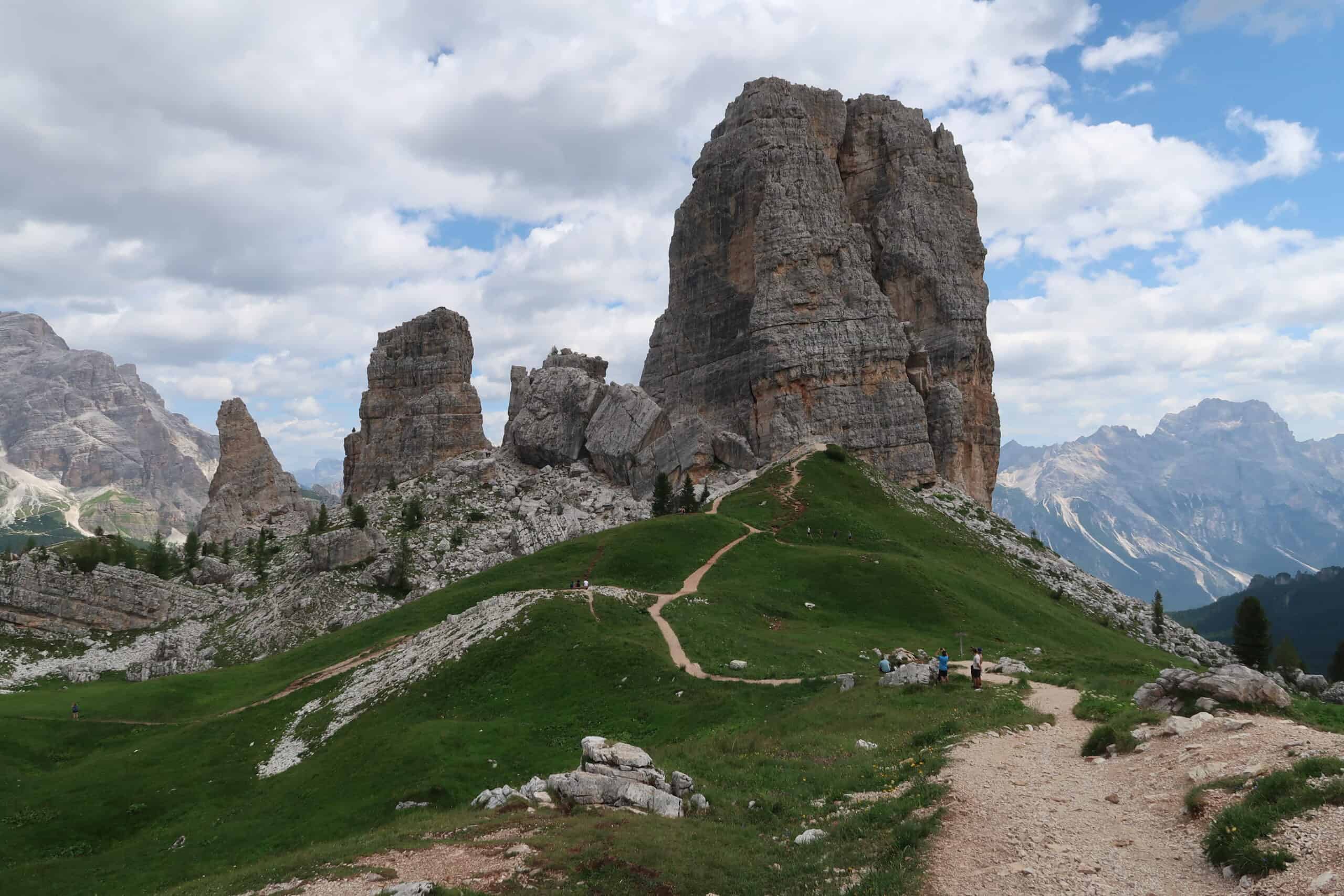 easy Cinque Torri hike guide Dolomites with parking tips, trail map, and scenic viewpoints for first time visitors