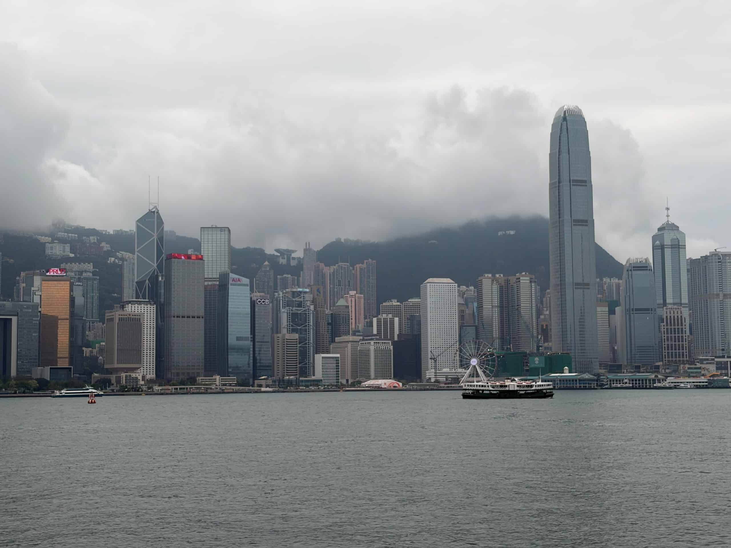 hong kong skyline view from kowloon side best time of year to visit the peak is it worth visiting when foggy or cloudy best photo spots in hong kong 4 day itinerary